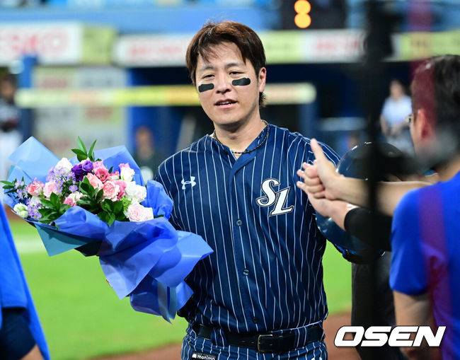 [OSEN=대구, 최규한 기자] 7일 대구삼성라이온즈파크에서 ‘2025 신한 SOL Bank KBO리그’ 삼성 라이온즈와 한화 이글스의 경기가 열렸다.홈팀 삼성은 원태인, 방문팀 한화는 황준서를 선발로 내세웠다.6회말 무사 1루 상황 삼성 강민호가 달아나는 좌월 투런포를 날리고 홈을 밟은 뒤 더그아웃 동료들과 기뻐하고 있다. 개인 통산 350홈런. 2025.09.06 / dreamer@osen.co.kr