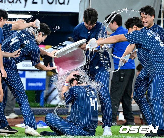 [OSEN=대구, 최규한 기자] 프로야구 삼성 라이온즈가 한화 이글스를 꺾고 전날 패배를 설욕했다.삼성은 7일 대구삼성라이온즈파크에서 열린 한화와의 홈경기에서 4-3으로 승리했다. 이로써 삼성은 지난 6일 한화에 4-7로 덜미를 잡힌 아쉬움을 씻어냈다. 삼성 강민호는 프로야구 역대 포수 최초로 개인 통산 350홈런 시대를 열었고 김재윤은 개인 통산 190세이브를 달성했다.&nbsp;&nbsp;경기를 마치고 개인 통산 350홈런을 뽑아낸 삼성 강민호가 동료들의 물세례를 받고 있다. 2025.09.06 / dreamer@osen.co.kr