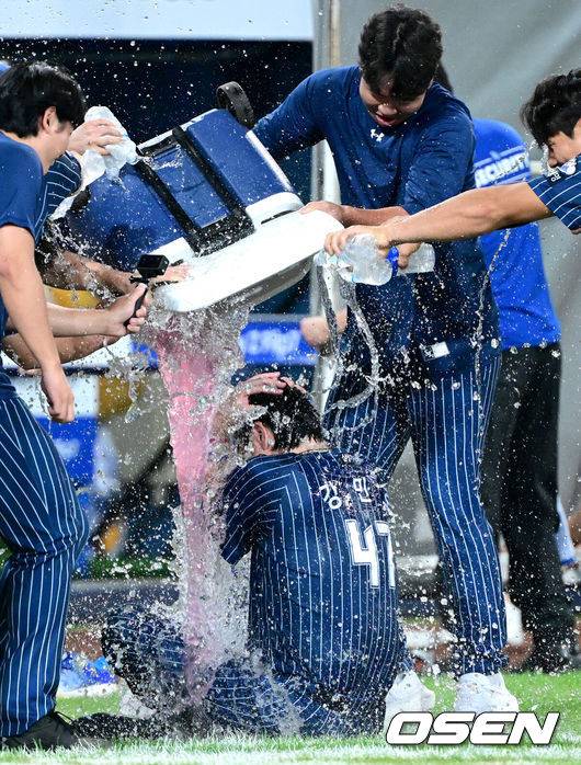 [OSEN=대구, 최규한 기자] 프로야구 삼성 라이온즈가 한화 이글스를 꺾고 전날 패배를 설욕했다.삼성은 7일 대구삼성라이온즈파크에서 열린 한화와의 홈경기에서 4-3으로 승리했다. 이로써 삼성은 지난 6일 한화에 4-7로 덜미를 잡힌 아쉬움을 씻어냈다. 삼성 강민호는 프로야구 역대 포수 최초로 개인 통산 350홈런 시대를 열었고 김재윤은 개인 통산 190세이브를 달성했다.&nbsp;&nbsp;경기를 마치고 개인 통산 350홈런을 뽑아낸 삼성 강민호가 동료들의 물세례를 받고 있다. 2025.09.06 / dreamer@osen.co.kr