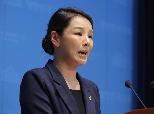 ▲조국혁신당 강미정 대변인이 4일 서울 여의도 국회 소통관에서 당내 성비위 의혹과 관련한 탈당 기자회견을 하고 있다. ⓒ연합뉴스