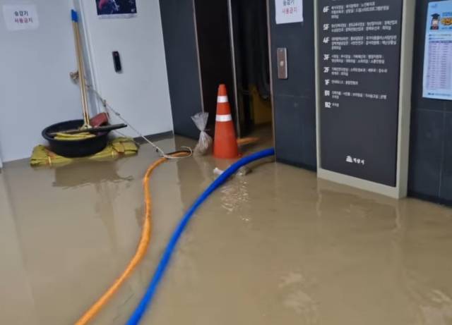 ▲지난 6~7일의 집중호우에 물바다가 된 익산시청 신청사 지하 2층 주차장 모습 ⓒ