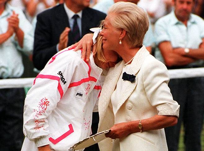 1993년 영국 윔블던 테니스 대회 여자 단식 결승전에서 독일 선수 슈테피&nbsp;그라프에게 분패해 준우승에 그친 체코 선수 야나 노보트나(왼쪽)가 시상식장에서 오열하자 영국 왕실 구성원인 켄트 공작(엘리자베스 2세 여왕의 사촌 동생)&nbsp;부인 캐서린이 트로피를 건네기 전 노보트나를 꼭 끌어 안은 채 다독이고 있다. 당시 캐서린은 노보트나에게&nbsp;“언젠가는 윔블던에서 우승할 것이니&nbsp;너무 걱정하지 말라”고 위로했다. 영국 PA 통신