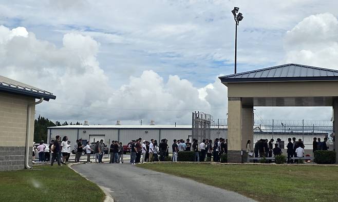 7일(현지시간) 조지아주 엘라벨&nbsp;현대차그룹·LG에너지솔루션 합작 배터리 공장 한국인 근로자 300여명 중 대부분이&nbsp;구금된 미국 조지아주(州) 최남단 포크스턴의 디레이 제임스 교정 시설에 구금자들을 면담하러 온 친척, 동료 등 지인들이 줄을 서 있다. 홍주형 특파원