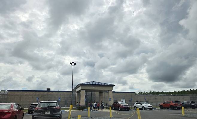 포크스턴 ICE 불법체류자 구금시설(processing center)&nbsp;전경. 불법체류자들이 체포된 뒤 본국으로 추방되기 전 재판을 받거나 행정 절차가 진행될 때 머무르는 곳이다. 홍주형 특파원