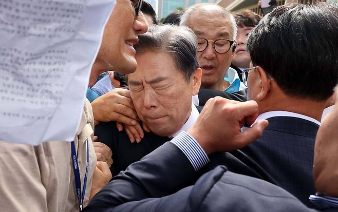 김형석 독립기념관장이 8일 서울 여의도 국회 소통관에서 기자회견을 마친뒤 독립유공자 후손과 시민단체 회원들의 항의를 받으며 경내를 빠져나가고 있다.