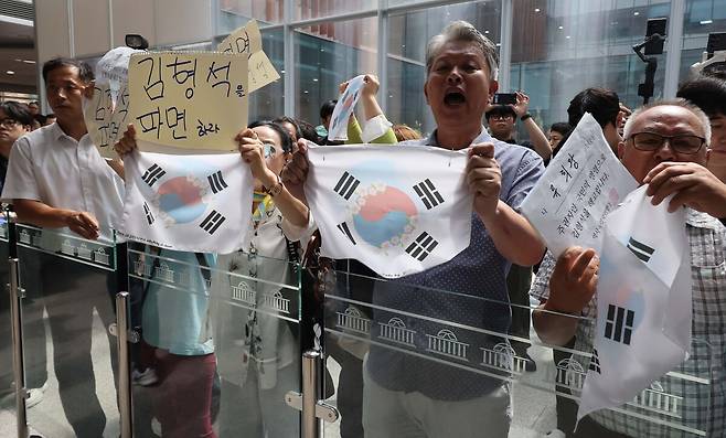 독립운동가 후손들과 역사독립국민행동 등 시민단체 회원들이 8일 서울 여의도 국회 소통관에서 김형석 독립기념관장의 기자회견에 항의하고 있다.