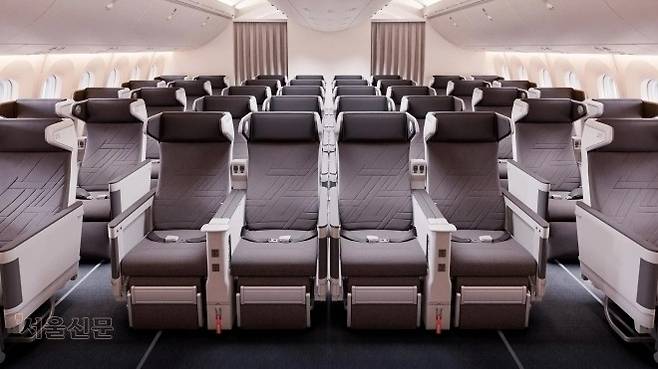 대한항공이 이코노미석 배열을 3·3·3에서 3·4·3으로 바꾼 뒤 넣은 ‘프리미엄석’의 모습. “프리미엄석 가격이 이코노미석보다 10% 높을 것”이라고 했지만, 실제 가격은 최대 1.8배에 달하는 것으로 밝혀져 논란에 휩싸였다. 서울신문 DB