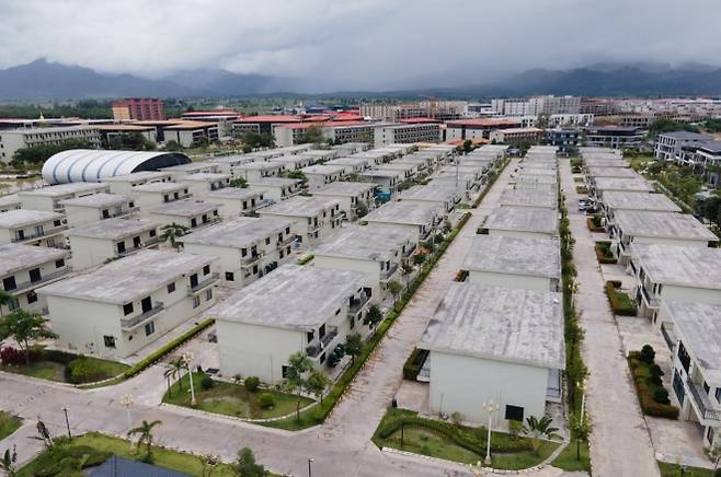 미얀마 미야와디에 있는 대규모 범죄 사업장의 모습. 사업장이 모여 있는 센터 부지 주변은 펜스로 둘러싸여 있고, 검문소와 경계 감시탑까지 있다. 가디언 제공