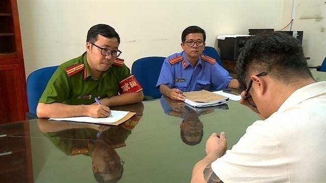 베트남 호찌민시 경찰이 취업 사기로 한국인 3명을 유인, 감금한 중국인 주범 뤄성화(오른쪽)를 심문하고 있다. 2025.08.26 베트남 현지 언론 제공