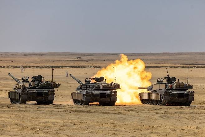 강력한 포화 속에 진행된 전차 실사격 훈련. 미군 최신형 에이브럼스 전차가 ‘브라이트 스타’ 현장에서 위력을 뽐냈다. 출처=미 중부사령부 엑스