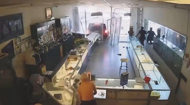 떼강도는 먼저 차량으로 보석상의 문을 부수고 침입했다. 영상 캡처