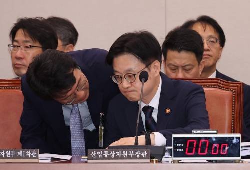 김정관 산업통상자원부 장관이 8일 서울 여의도 국회에서 열린 산업통상자원중소벤처기업위원회 전체회의에 출석해 있다. 연합뉴스