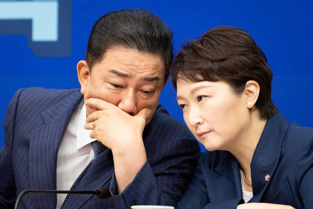 김병기 더불어민주당 원내대표와 이언주 최고위원이 8일 서울 여의도 국회에서 열린 최고위원회의에서 대화하고 있다. 뉴스1