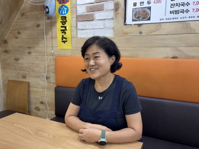 KB마음가게 착한가격업소 영자씨 우동김밥을 운영하는 최영자 씨가 서울 중구 영자씨 우동김밥에서 본지와 인터뷰를 갖고 있다. 김정우 기자