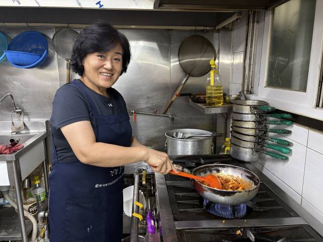 KB마음가게 착한가격업소 영자씨 우동김밥을 운영하는 최영자 씨가 서울 중구 영자씨 우동김밥에서 본지와 인터뷰를 갖고 있다. 김정우 기자