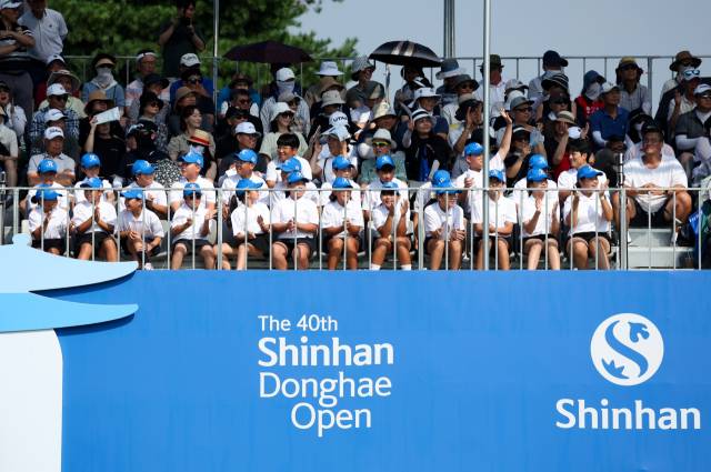 지난해 제40회 신한동해오픈을 관람하는 갤러리들.