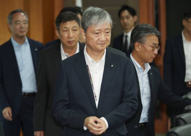 자\이찬진 금융감독원장이 8일 여의도 한국금융투자협회에서 열린 금감원-금융투자회사 CEO 간담회에서 투자회사 CEO들과 기념촬영을 한 뒤 자리로 향하고 있다. 연합뉴스