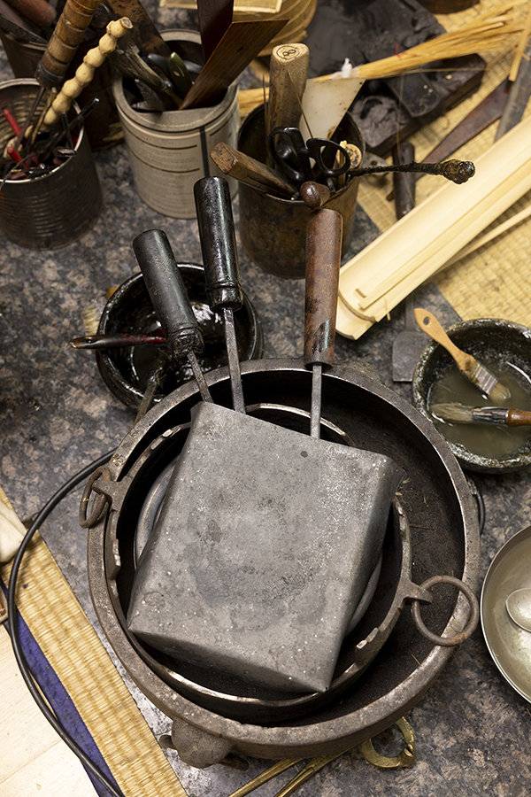 갓을 만드는데 사용하는 유일한 기계인 전기 인두.