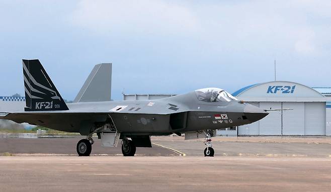 2022년 7월8일 경남 사천시 한국항공우주산업 (KAI)에서 지상 테스트를 시작한 차세대 한국형 전투기 KF21 1호기가 활주로와 이어진 램프 구간을 활주하고 있다. ⓒ사진공동취재단