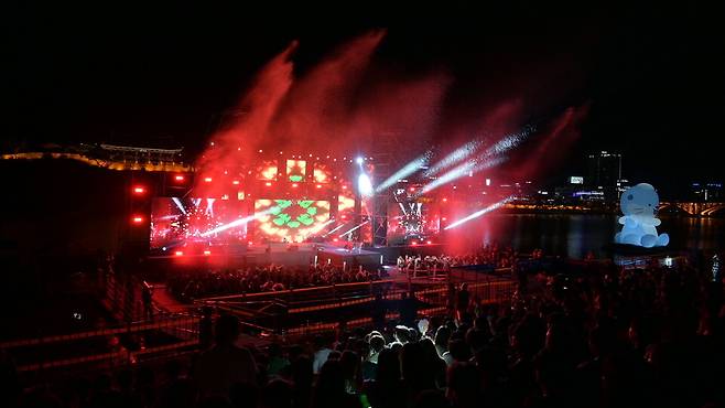 진주시 망경동 남강둔치 야외 특설무대에서 열린 '2025 진주 M2 페스티벌' 장면 ⓒ진주시