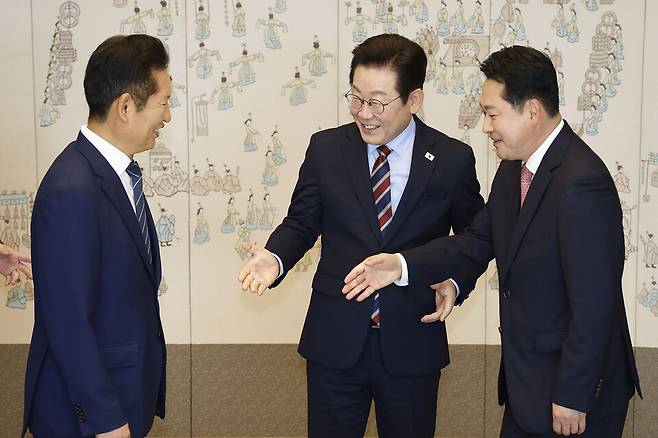 이재명 대통령이 8일 용산 대통령실에서 여야 지도부 오찬 회동에 참석한 더불어민주당 정청래 대표와 국민의힘 장동혁 대표에게 악수를 권하고 있다. ⓒ연합뉴스