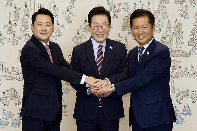 이재명 대통령이 8일 용산 대통령실에서 여야 지도부 오찬 회동에 참석한정청래 더불어민주당 대표, 장동혁 국민의힘 대표와 기념촬영을 하고 있다. ⓒ연합뉴스