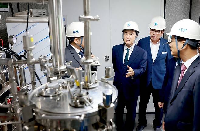 8일 한국중부발전 보령발전본부에서 김태흠 지사와 주요 기관장들이 '그린올(Green-ol) 신에너지 기술 실증' 시연 설명을 듣고 있다. ⓒ충남도 제공