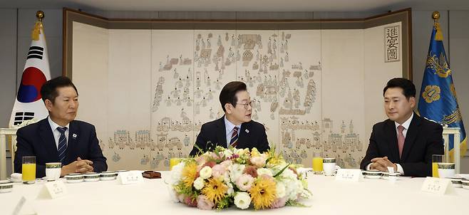 이재명 대통령이 8일 용산 대통령실에서 여야 지도부와 오찬 회동을 하고 있다. ⓒ연합뉴스