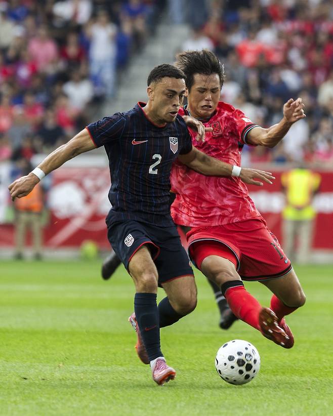 축구대표팀 중앙수비수 김주성(오른쪽)이 7일(한국시간) 뉴저지주 스포츠일러스트레이티드 스타디움에서 열린 미국과 평가전에서 상대 선수와 볼경합을 하고 있다. 해리슨(미 뉴저지주)｜AP뉴시스