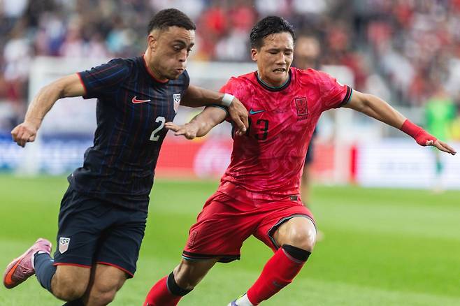축구대표팀 윙백 이태석(오른쪽)이 7일(한국시간) 뉴저지주 스포츠일러스트레이티드 스타디움에서 열린 미국과 평가전에서 상대 선수와 몸싸움을 하고 있다. 해리슨(미 뉴저지주)｜AP뉴시스