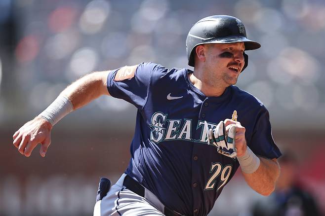 시애틀 칼 롤리가 8일 애틀랜타전에서 3회초 베이스를 돌고 있다. AP연합뉴스