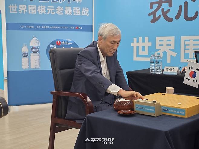 조훈현 9단이 8일 중국 칭다오 농심공장에서 열린 제3회 농심백산수배 세계바둑시니어최강전 6국에서 루이나이웨이 9단과 대국하고 있다.      칭다오 | 윤은용 기자