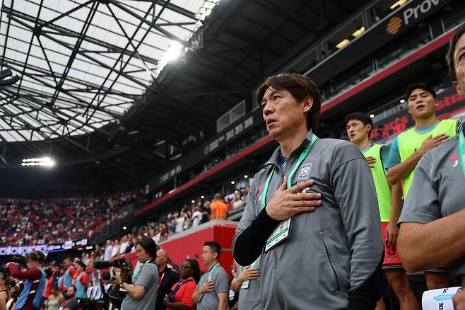 홍명보 축구대표팀 감독(앞)이 지난 7일 미국 뉴저지주 해리슨 스포츠일러스트레이티드 스타디움에서 열린 미국과 평가전을 앞두고 애국가를 부르고 있다. 연합뉴스
