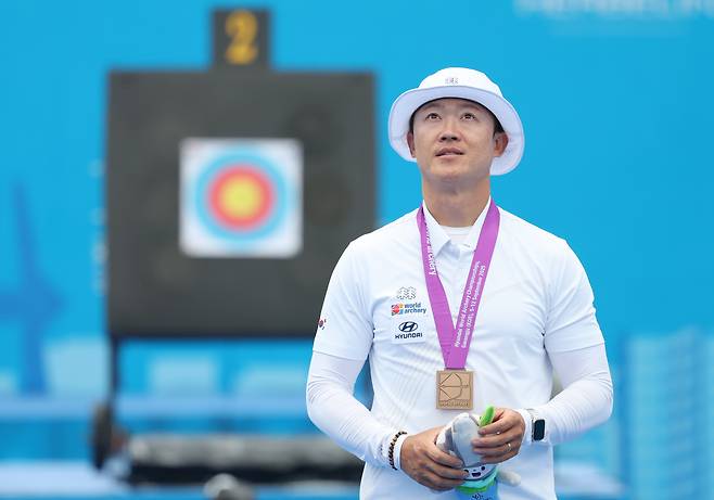 8일 광주 동구 국립아시아문화전당 5·18민주광장에서 열린 2025 세계양궁선수권대회 남자 컴파운드 개인전 시상식에서 대한민국 최용희가 동메달을 목에 걸고 있다. 연합뉴스