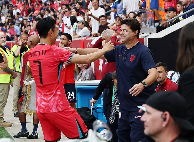 한국 축구대표팀 주장 손흥민이 7일 미국전에 앞서 마우리시오 포체티노 미국 감독과 포옹하고 있다. 연합뉴스