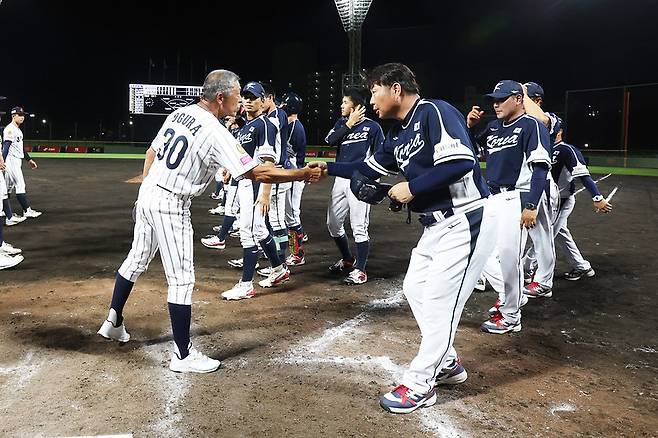 ▲ 경기 후 악수하는 한국 석수철 감독(오른쪽)과 일본 오구라 마사요시 감독. ⓒ WBSC