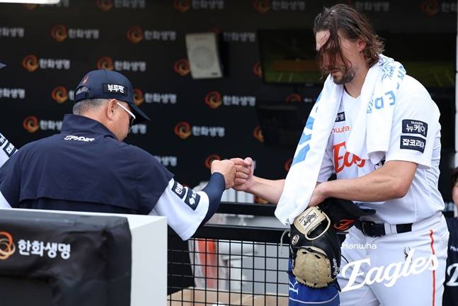 지난 6월 하이파이브를 하고 있는 김경문 감독(왼쪽)과 와이스. /사진=한화 이글스