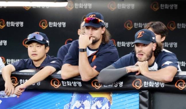 경기를 지켜보고 있는 폰세(오른쪽)와 와이스(가운데). /사진=강영조 선임기자