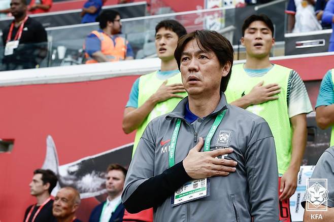 홍명보(아래) 감독이 7일(한국시간) 미국 뉴저지의 스포츠일러스트레이티드 스타디움에서 열린 미국과 A매치 전 국민의례를 하고 있다. /사진=대한축구협회(KFA) 제공