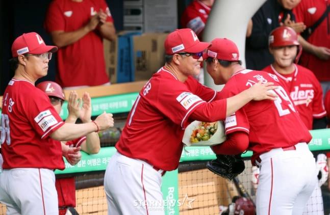 3횜라 종료 후 내려온 김광현(오른쪽에서 2번째 이 이숭용 감독과 포옹을 누나고 있다 /사진=강영조 선임기자