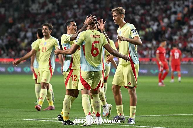 스페인 축구대표팀이 8일 튀르키예 코냐 메트로폴리탄 무니시팔리티 스타디움에서 열린 2026 국제축구연맹(FIFA) 북중미 월드컵 유럽 예선 E조 2차전 원정경기에서 미켈 미리노(가운데)의 득점이 터진 뒤 기뻐하고 있다. /AFPBBNews=뉴스1