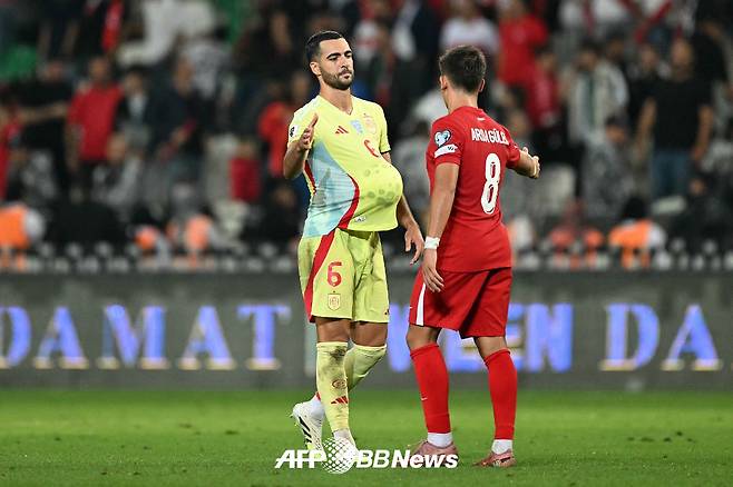 스페인 축구대표팀 미켈 메리노가 8일 튀르키예 코냐 메트로폴리탄 무니시팔리티 스타디움에서 열린 2026 국제축구연맹(FIFA) 북중미 월드컵 유럽 예선 E조 2차전 원정경기에서 팀의 6-0 대승 이후 튀르키예 선수와 인사를 나누고 있다. /AFPBBNews=뉴스1