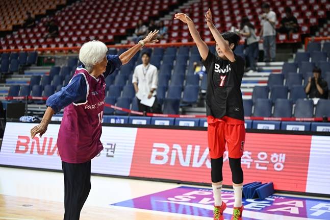 박신자 여사(왼쪽)가 BNK 박혜진의 슛 연습을 돕고 있다. /사진=WKBL 제공