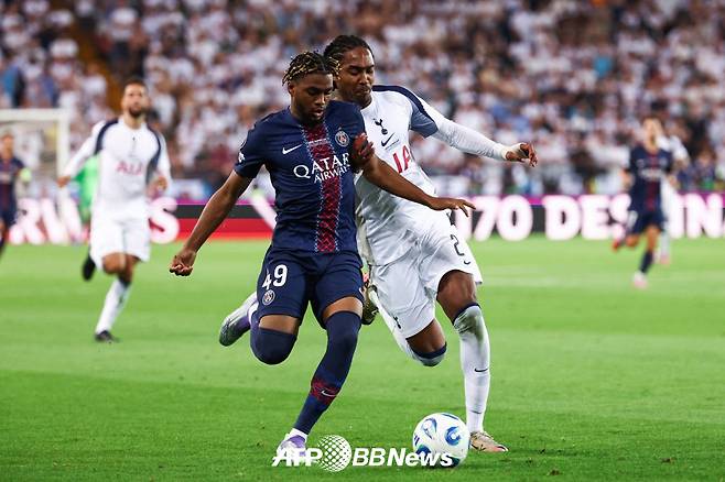 파리 생제르맹 2008년생 공격수 이브라힘 음바예(왼쪽). /AFPBBNews=뉴스1