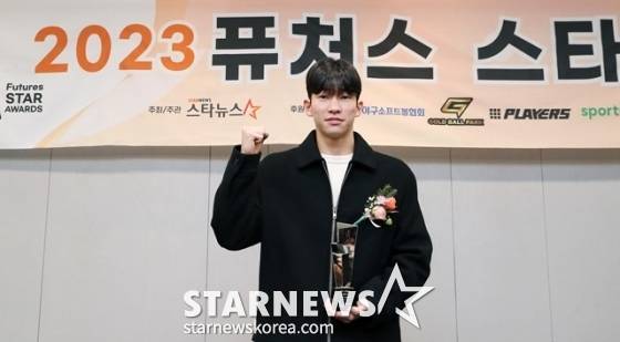 충남 신평고 정마호가 서울 종로구 광화문 빌딩에서 진행된 글로벌 스포츠·연예 콘텐츠 미디어 스타뉴스 주최 '2023 퓨처스 스타대상'에서 축구 스타대상을 수상한 뒤 포즈를 취하고 있다. /사진=김창현 기자