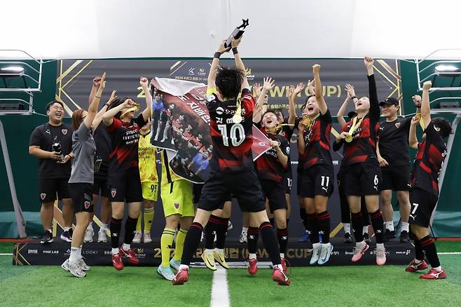포항 스틸러스의 퀸컵 우승 세리머니. /사진=포항 스틸러스 제공