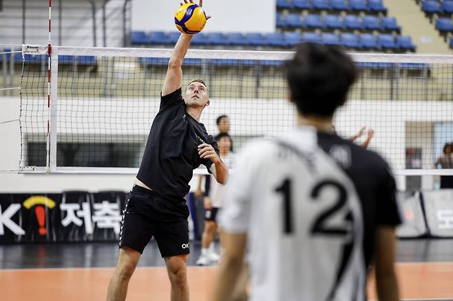 배구교실에 참여한 OK 읏맨 배구단 오데이. /사진=OK저축은행 배구단 제공