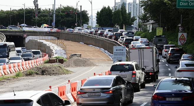 서울시는 8일 서부간선도로 평면화 사업을 일단 백지화하고 오목교 교차로 등 진행 중인 공사는 원상 복구해 차량 흐름을 개선할 방침이다. 사진은 8일 오목교 교차로 평면화 공사 모습. 연합뉴스