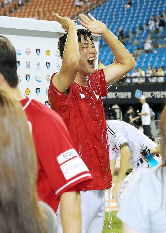 SSG 랜더스 김광현이 7일 서울 잠실야구장에서 열린 2025 신한 SOL Bank KBO리그 LG 트윈스와의 팀 간 16차전에 선발등판, KBO 통산 2000탈삼진을 기록하고 팀 승리를 이끌었다. 사진 SSG 랜더스