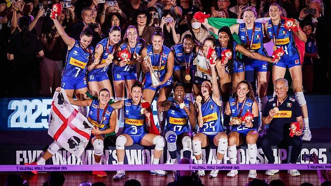 세계여자배구선수권에서 우승을 차지한 이탈리아 대표팀 [FIVB 홈피 캡처. 재판매 및 DB 금지]